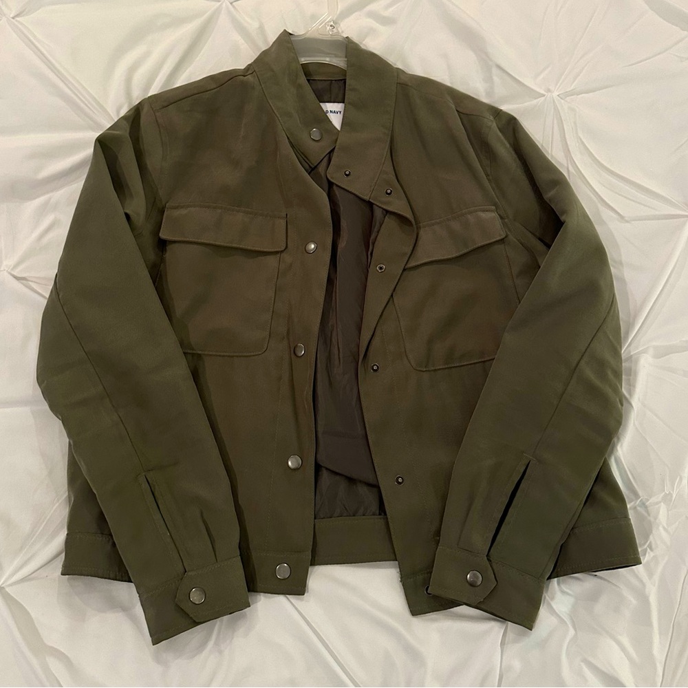 Women’s army green button up casual light weight jacket